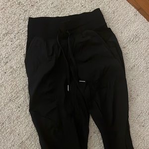I’m selling black Lululemon jogger pants perfect condition.